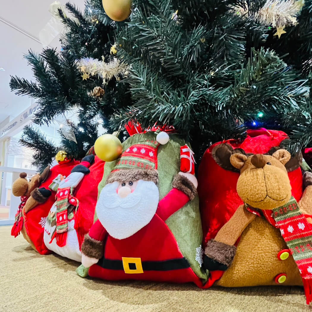 クリスマスツリーに飾られたサンタとトナカイ