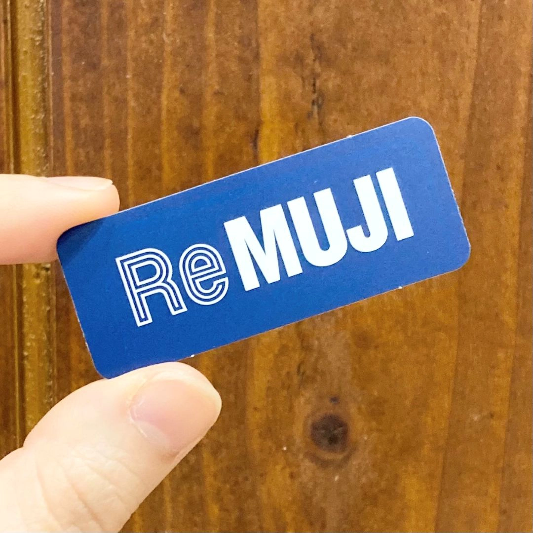 ReMUJIとかかれたステッカー